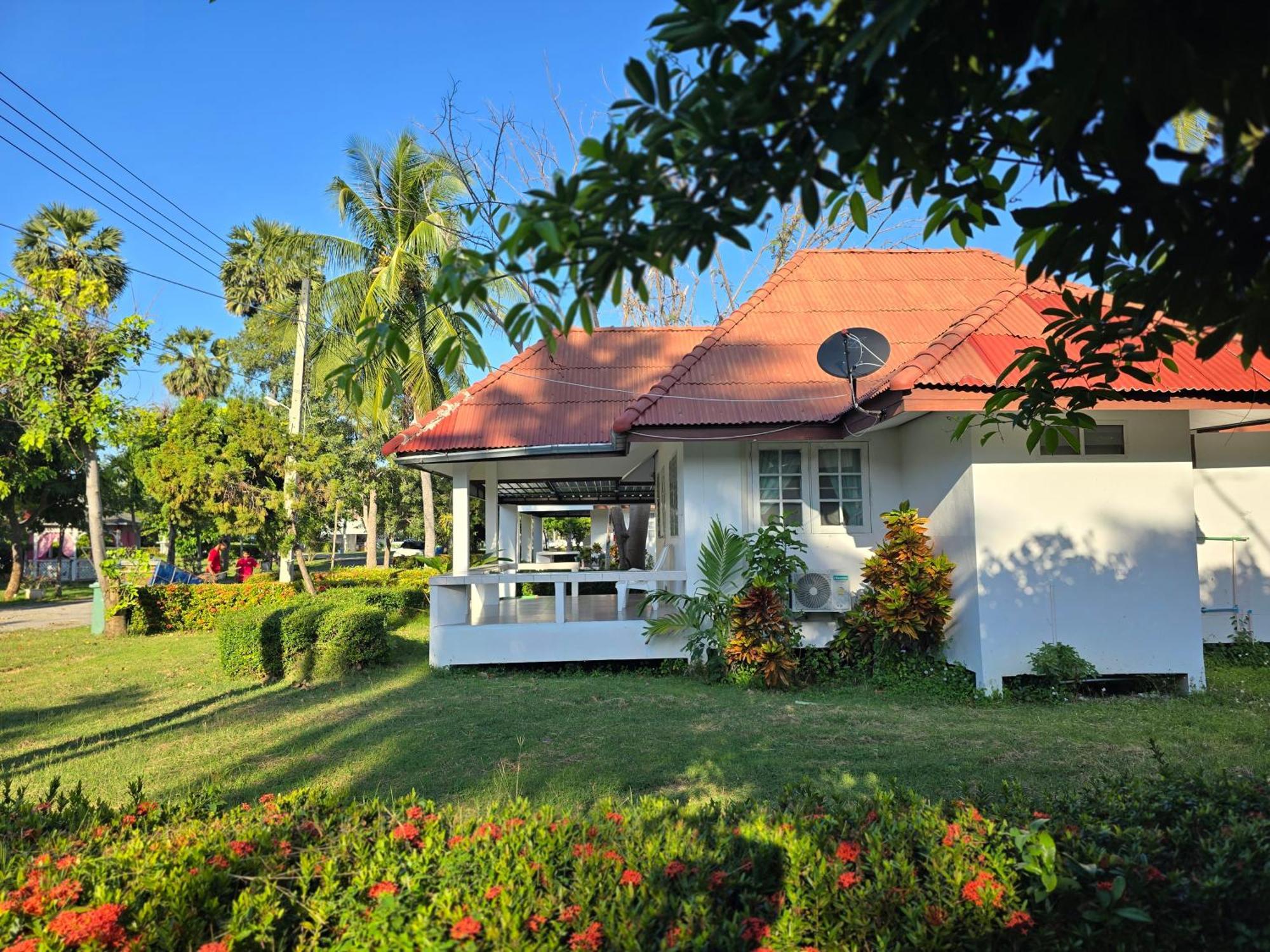 Baan Golden Resort & Residences Sam Roi Yot Bagian luar foto